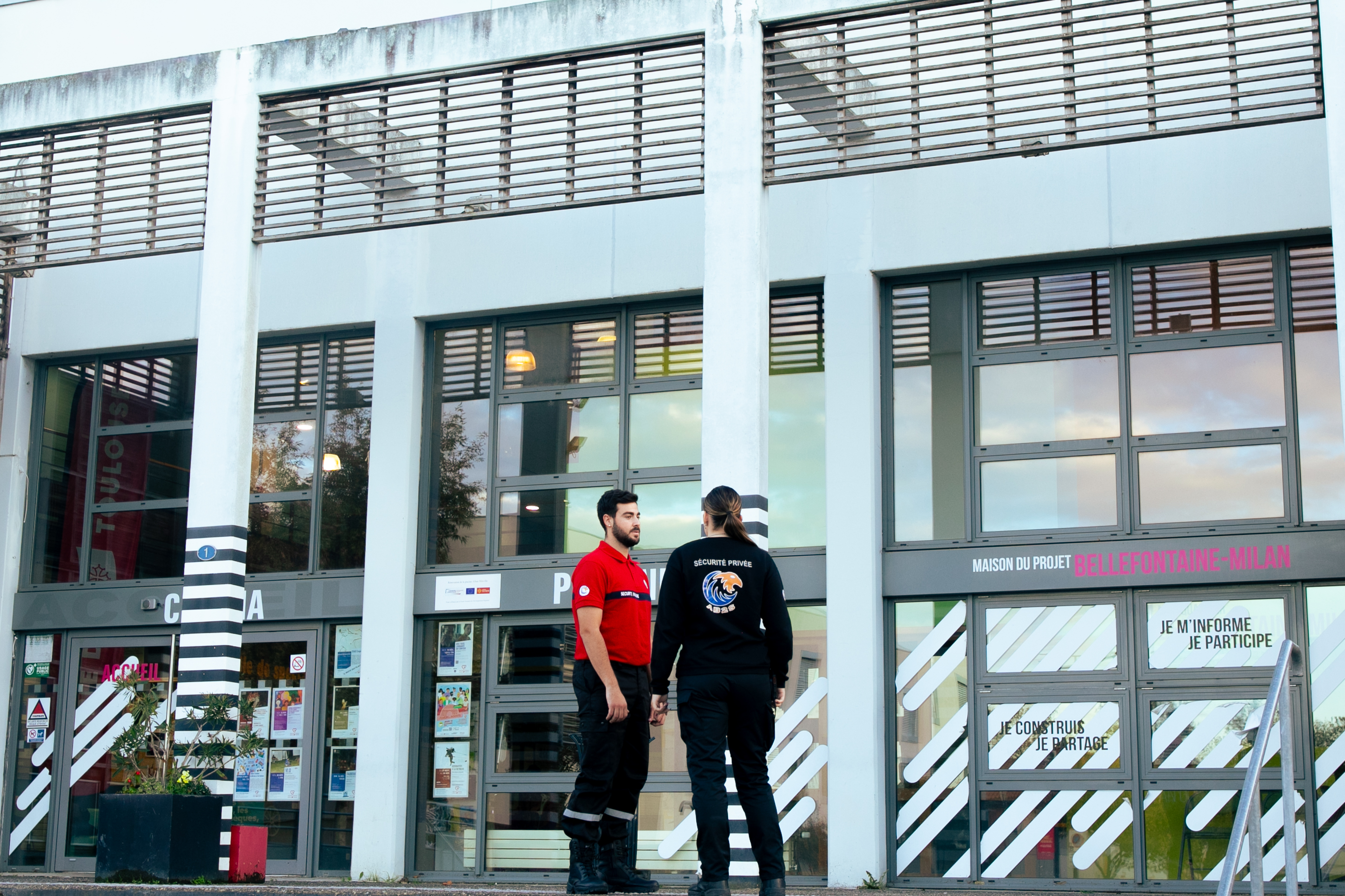 Équipe de surveillance AB2S devant un site sécurisé