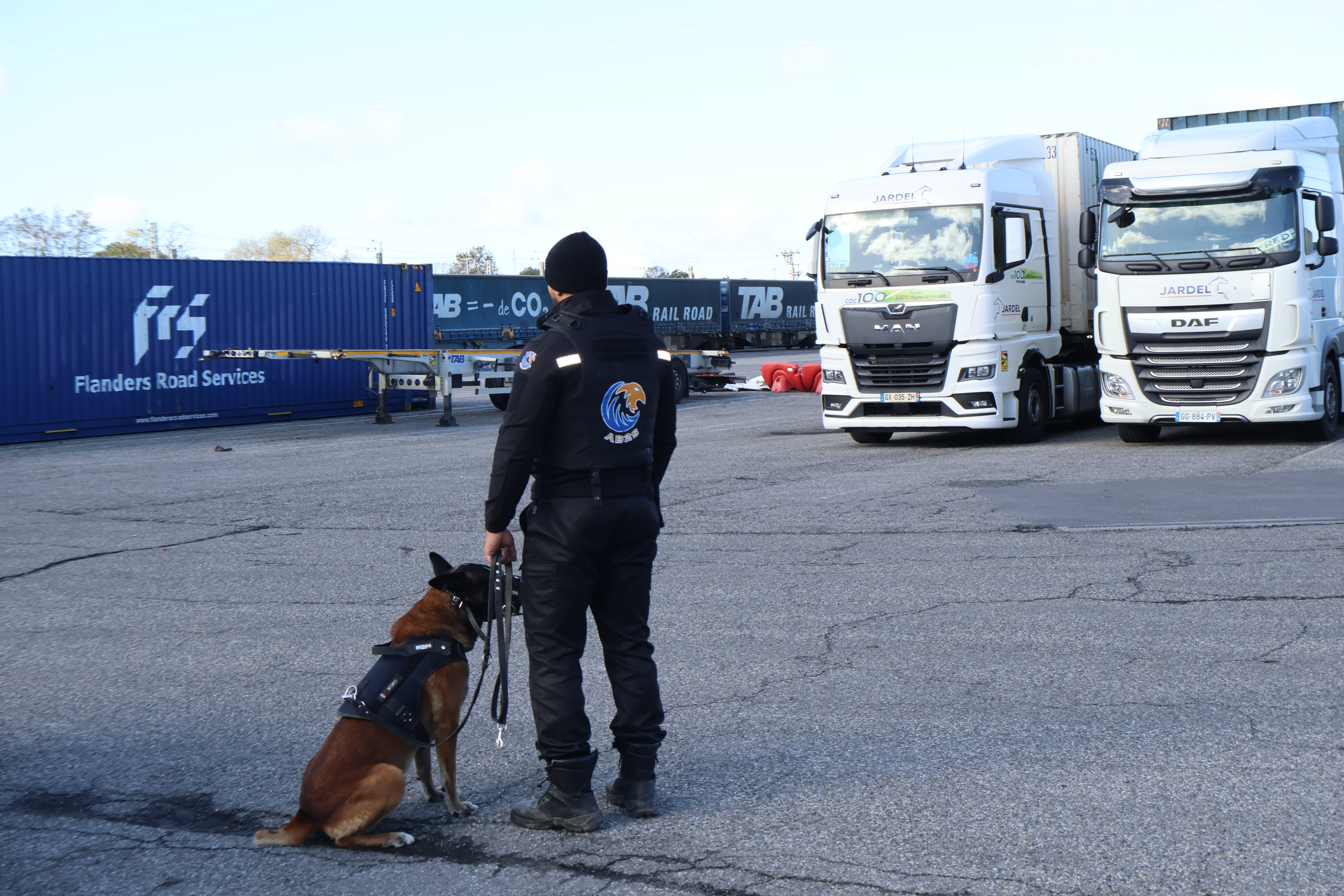 Maître-chien AB2S en mission de surveillance